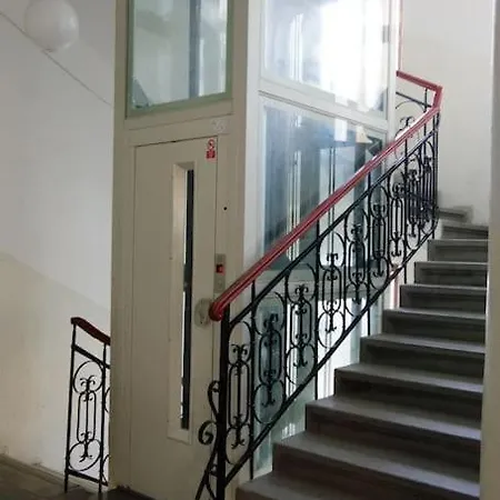 Big In The Center Praga