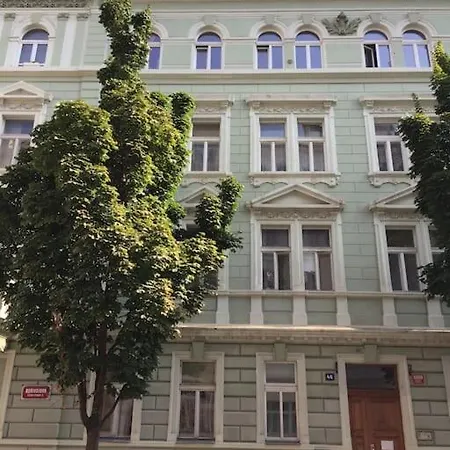 Big In The Center Apartment
