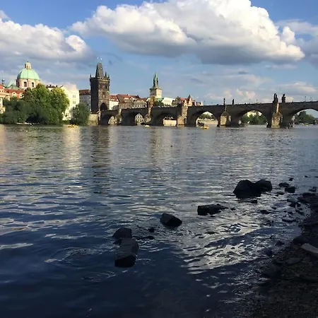 Big In The Center Praag
